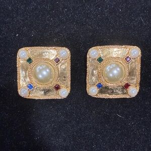 Vintage hammered gold tone pearl & rhinestone earrings
